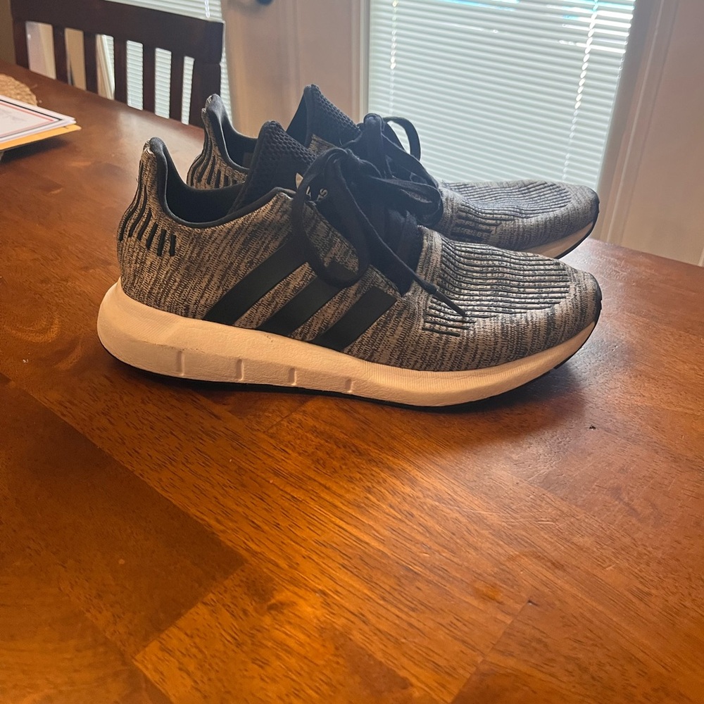 EUC! boys adidas swift run. size 7